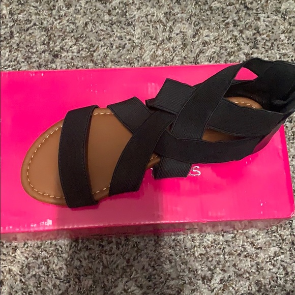 New in box size 5 sandals - Picture 4 of 6